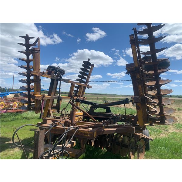 Approx. 32 ft Tandem Disc, approx. 21-inch knotched front blades & smooth rear