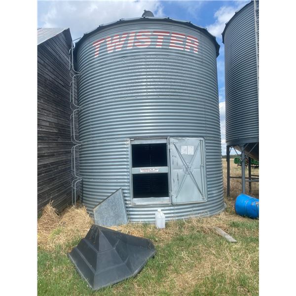 Twister 6-ring bin on wood floor