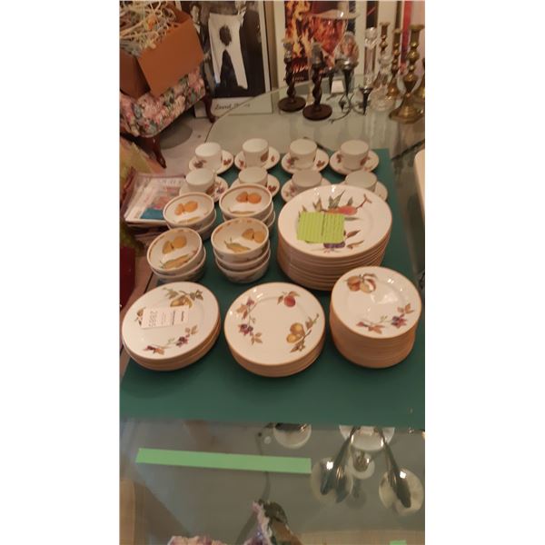 Royal Worcester Evesham Dinnerware A