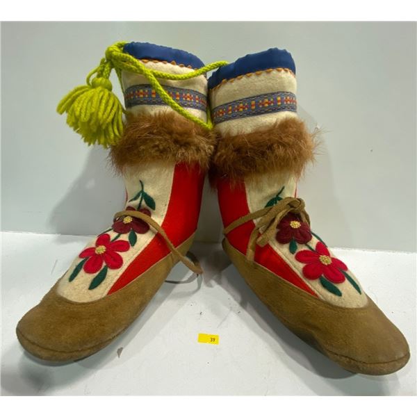 Vintage Handmade Moccasins (narrow size medium)