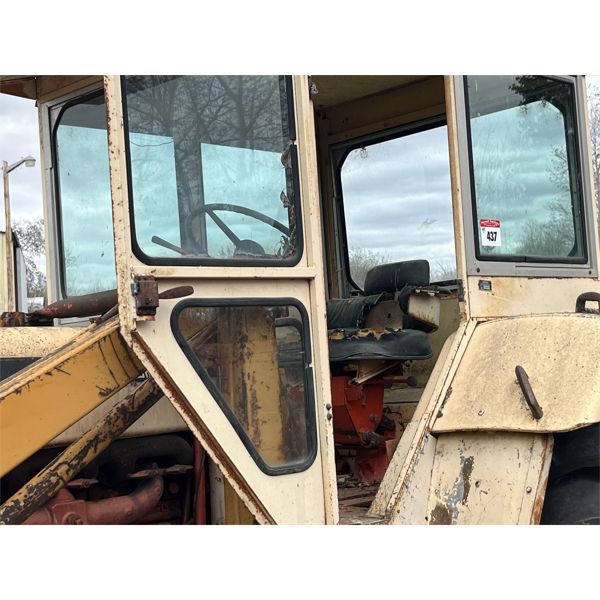 Case 930 Comfort King tractor with Super Loader (Motor issue)