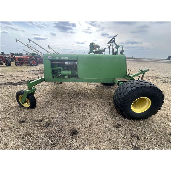 JD 880 Tractor