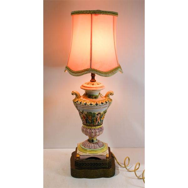 VINT. CHERUB THEMED TABLE LAMP