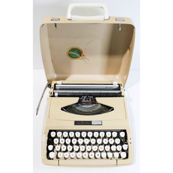 VINT. MAJESTIO 700 PORTABLE TYPEWRITER
