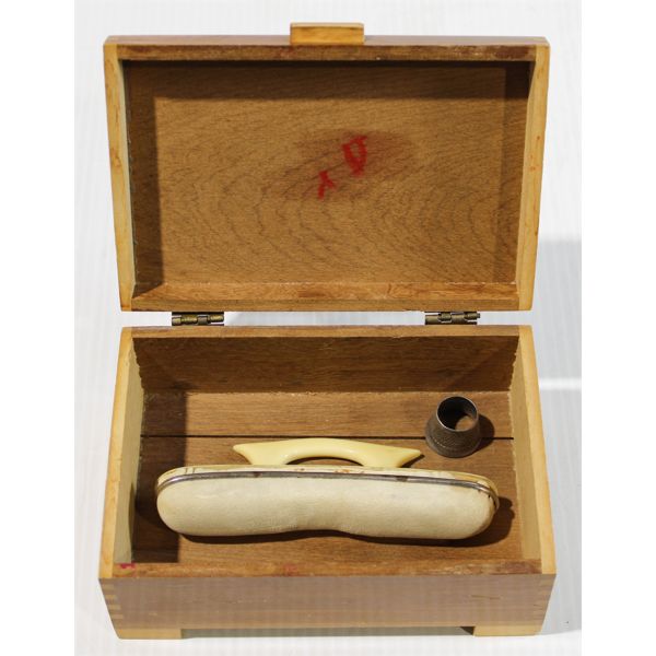 SEWING PIN HOLDER & THIMBLE IN WOOD CASE