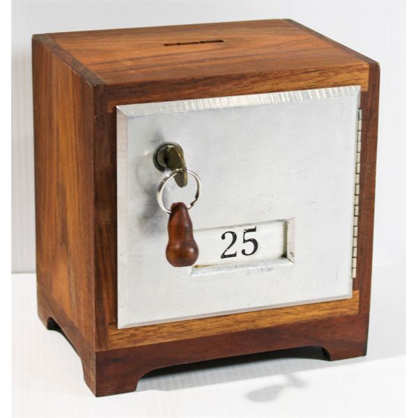SAFTEY DEPOSIT BOX THEMED COIN BANK W/ KEY 