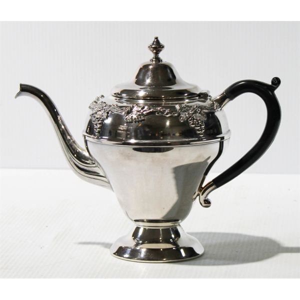 SILVER-PLATED TEA POT WITH LID.