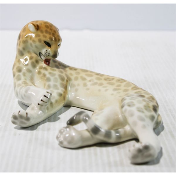 VINT. DECORATIVE CHEETAH FIGURINE