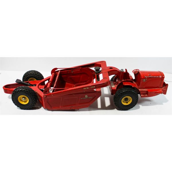 1950'S DOEPKE MODEL TOYS INTERNATIONAL TRACTOR 