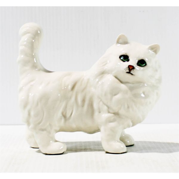 VINT. BESWICK WHITE CAT FIGURINE MADE IN ENGLAND