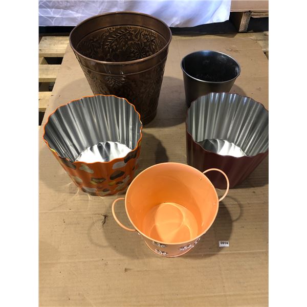 Lot of Assorted Garden Decoration Pieces/Baskets - Used