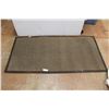 Image 1 : Rug - 5' x 2 1/2'