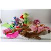 Image 1 : Assorted Stuffed Animals - Pet Toys