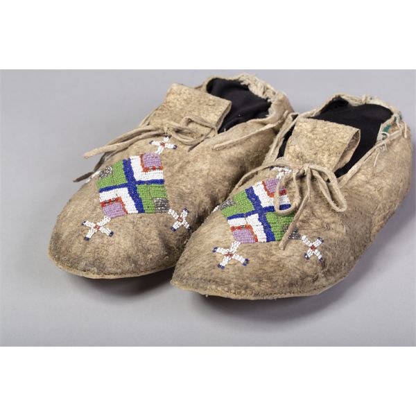 Sioux Moccasins Beaded Cross on Toe