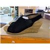 Image 2 : Rockport ladies high healed shoes size 11