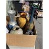 Image 2 : 5 GLASS VASES AND PICTURE FRAMES