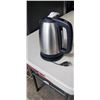 Image 2 : INSIGNIA 1.7L ELECTRIC KETTLE - TESTED WORKING, RETAIL $49