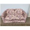 Image 1 : FLORAL LOVESEAT