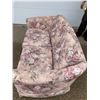 Image 9 : FLORAL LOVESEAT