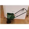 Image 1 : * Scott's Turf Builder Spreader