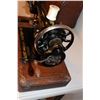 Image 4 : Antique 1920's Singer Sewing Machine w/Travel Box - Hand Crank (F2423539)