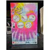 Image 3 : Barbie Color Reveal Gift Set, Tie-Dye Fashion Maker, Color Reveal Barbie Doll, Chelsea Doll and Pet,