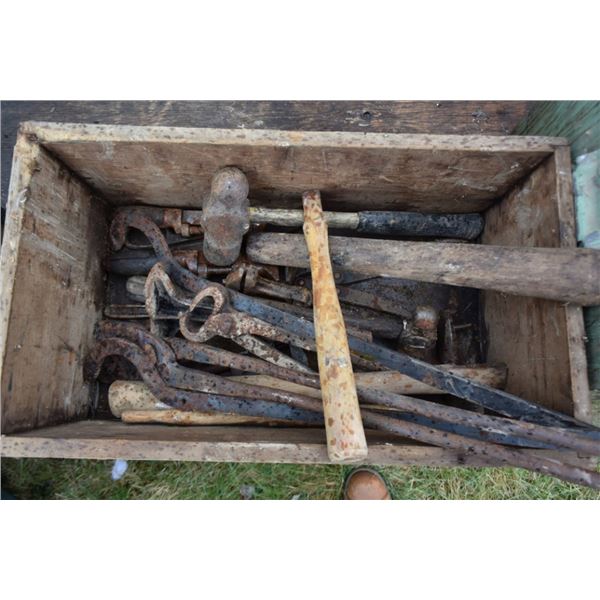 Tongs, hammers, hammer handles