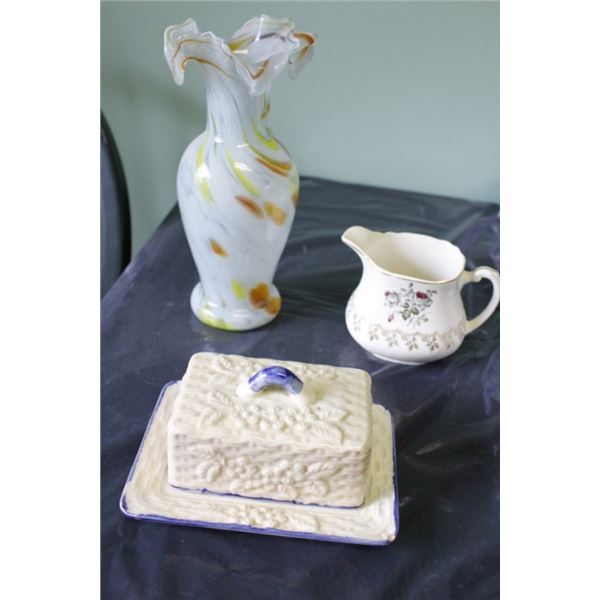 Tea pots, vase, butter/cream serving dishes