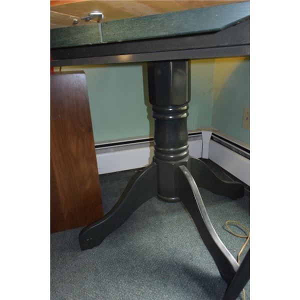 Table w/ 4 chairs and Leaf