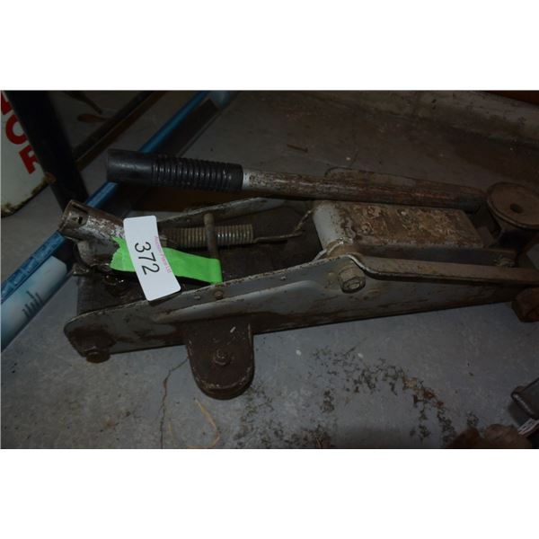 Floor jack/ 26" clear plus wiper blades