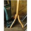 Image 5 : Lot of 2: Hoover vacuum and hat rack (153)