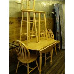 Lot of table, 4 chairs and 3 bar stools: all matching, very nice condition (153)