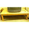 Image 4 : Lot of: Wood coffee table and matching lamp table (153)
