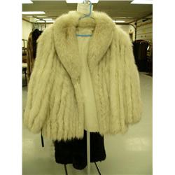 Silver fox women's coat approx. size XL  (28)