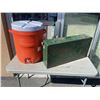 Image 1 : RUBBERMAID WATERCOOLER AND COLEMAN STOVE IN METAL CASE