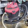 Image 2 : RED 5 GALLON SHOP VAC W/ HOSE