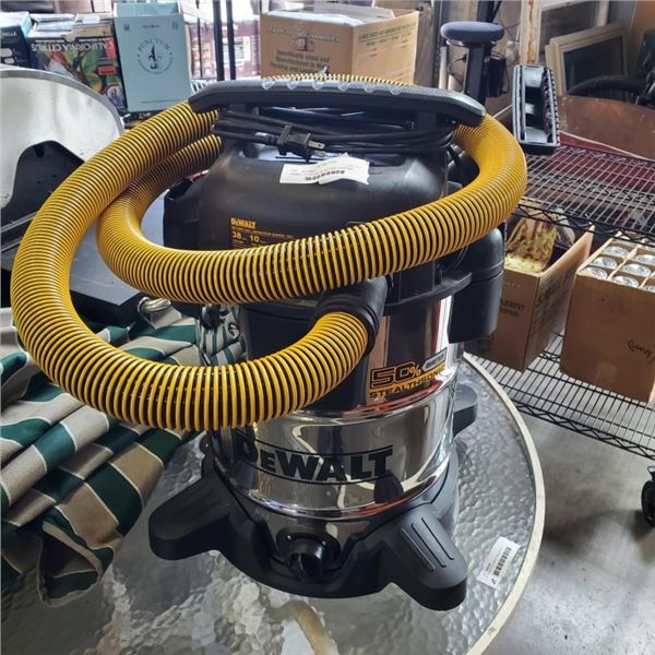 DEWALT STAINLESS 10L WET/DRY SHOP VAC TESTED WORKING WITH HOSE AND ACESSORIES WHEELS INSIDE