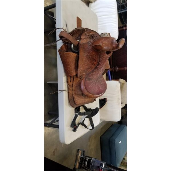 WESTERN SADDLE WITH CINCH