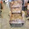 Image 2 : WINGBACK RECLINING CHAIR