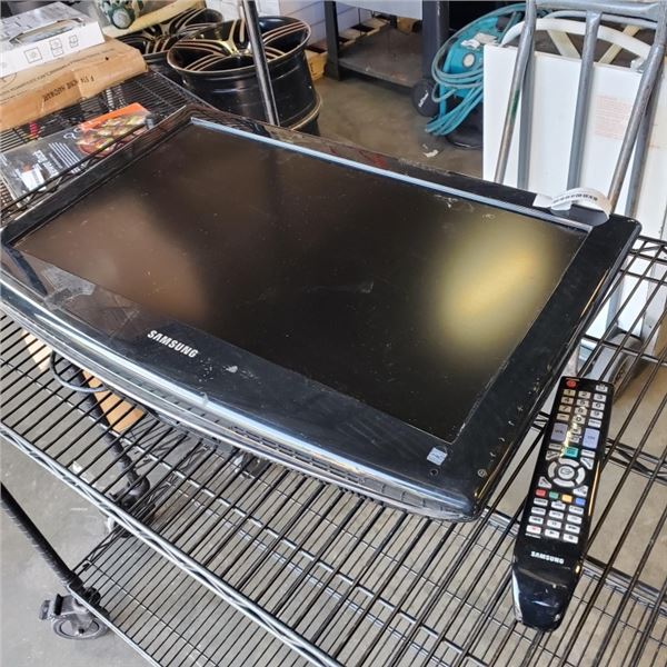 SAMSUNG 26" TV WITH REMOTE