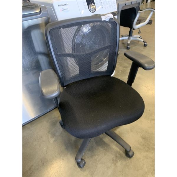 ROLLING OFFICE CHAIR
