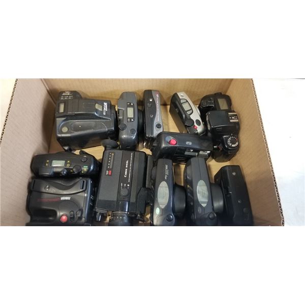 ASSORTED VINTAGE 35MM CAMERAS