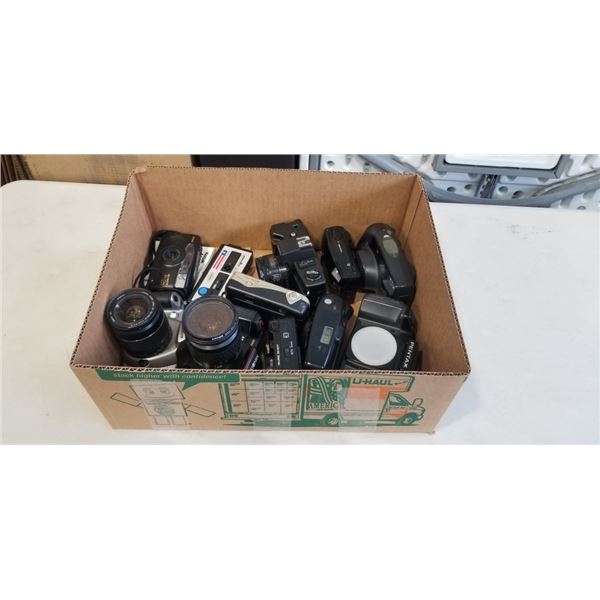 ASSORTED VINTAGE 35MM CAMERAS