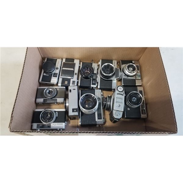 ASSORTED VINTAGE 35MM CAMERAS AND LENSES
