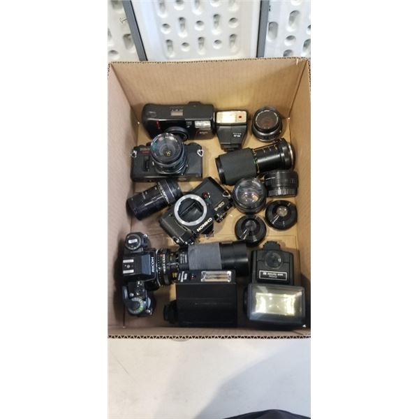 ASSORTED VINTAGE 35MM CAMERAS, LENSES AND FLASHES