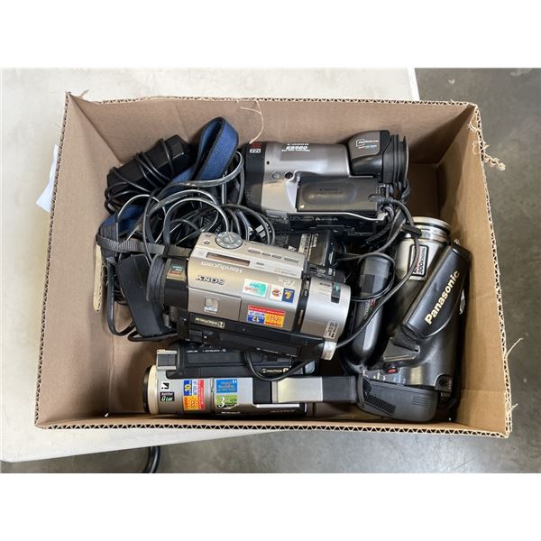 ASSORTED VINTAGE MOVIE CAMERAS