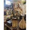 Image 2 : UMBRELLA STAND, TAPESTRY AND DECOR
