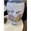 Image 7 : LARGE VASE AND TABLE LAMP