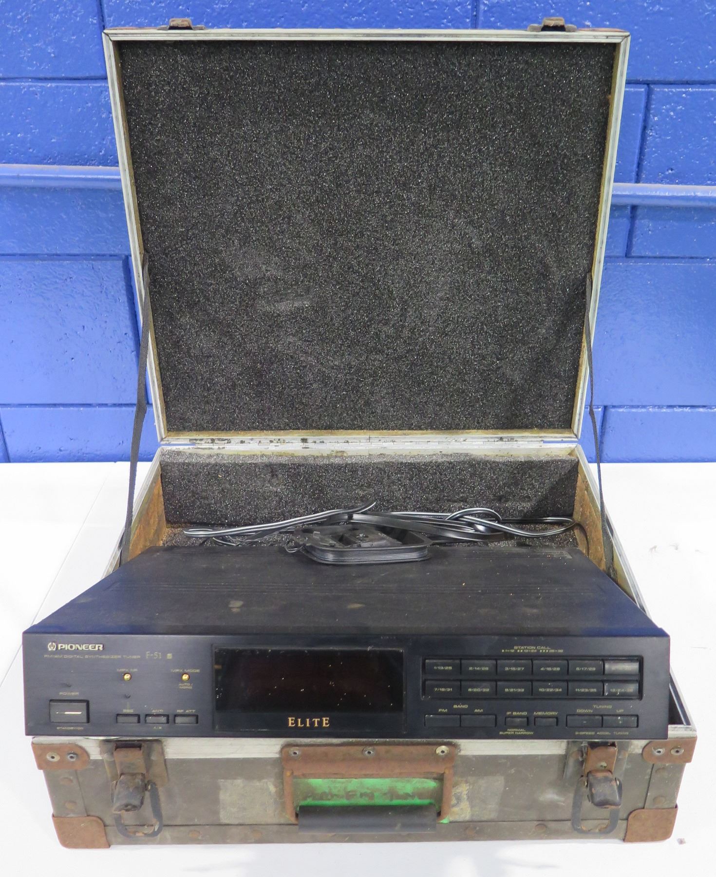 Pioneer Elite F-51 FM/AM Digital Synthesizer Tuner in Hard Case
