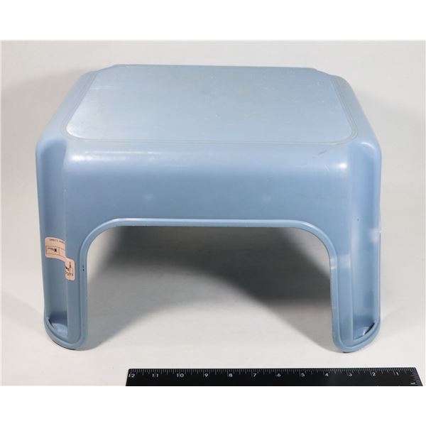 RUBBERMAID STEP STOOL Rubbermaid step stool